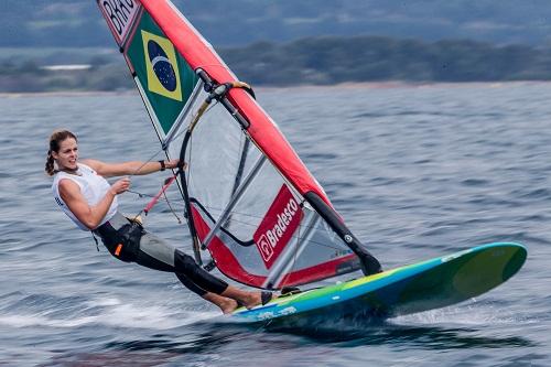 Brasileira vence as três regatas do dia e vai pra regata da medalha com a primeira colocação assegurada na RS:X Feminina. Na 49er FX, Martine Grael e Kahena Kunze mantêm-se no primeiro lugar e podem conquistar segundo ouro para o Brasil neste sábado / Foto: Jesus Renedo/Sailing Energy/World Sailing